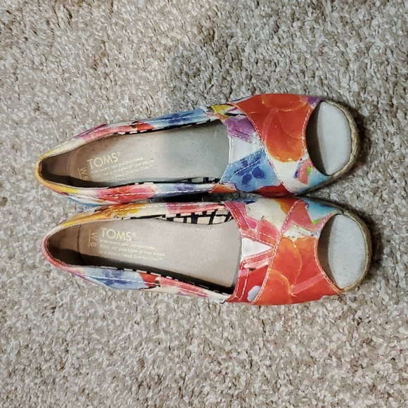 TOMS Floral Wedge Shoe Women's 6 - Picture 2 of 8
